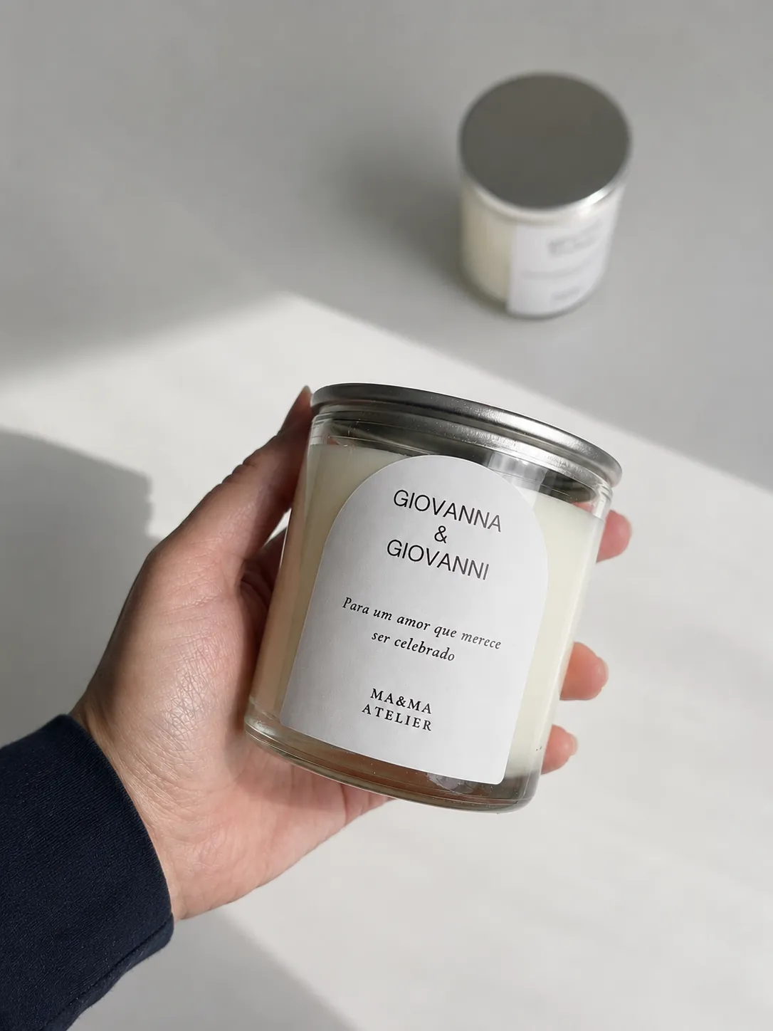 Vela personalizada com os nomes Giovanna e Giovanni no rótulo